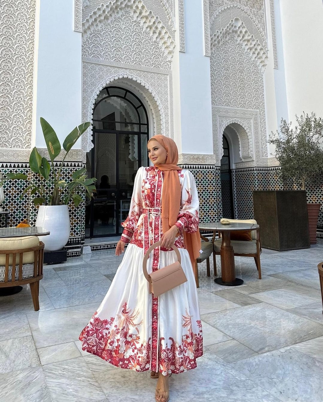 فستان بنقشة باللون الأحمر