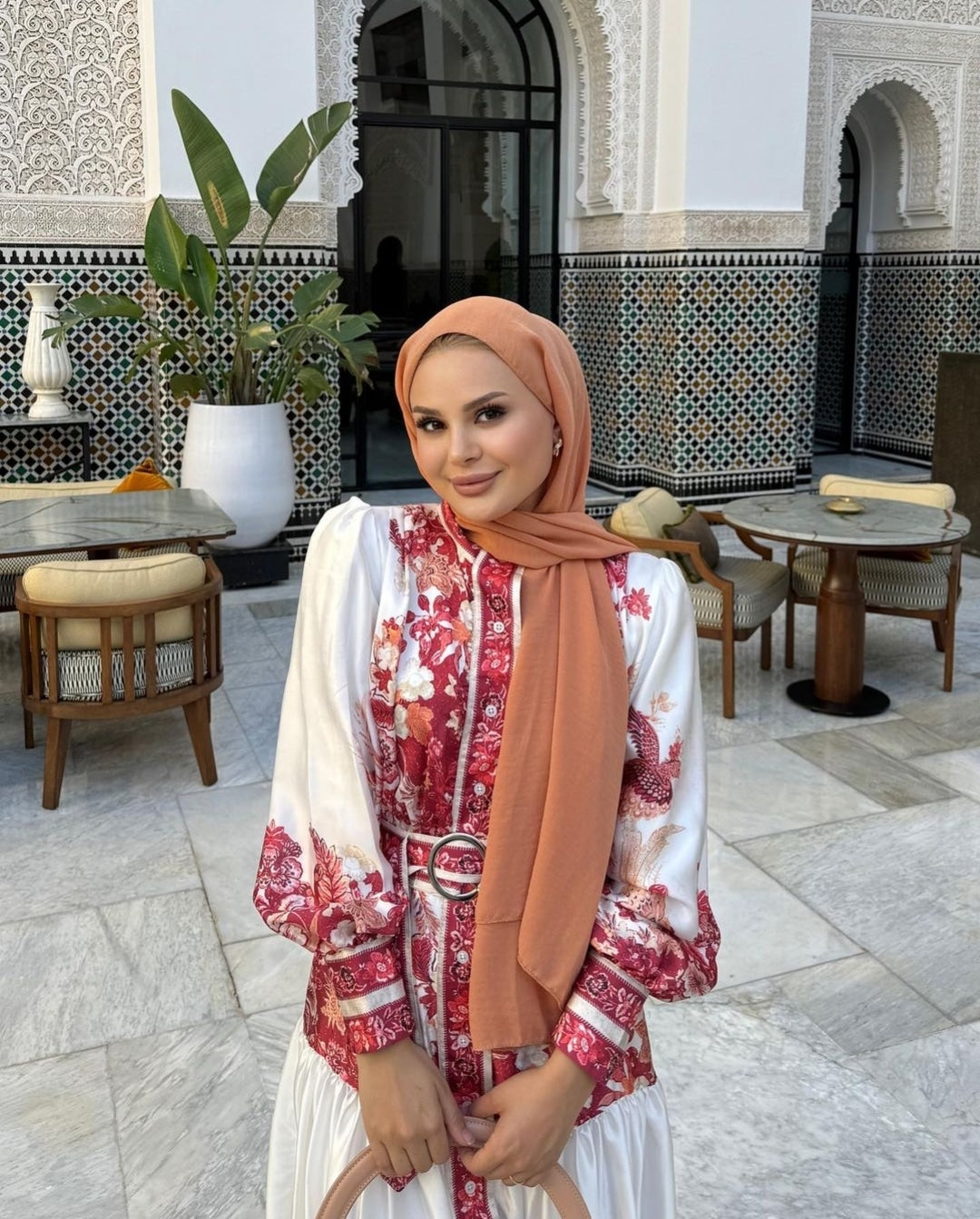 فستان بنقشة باللون الأحمر
