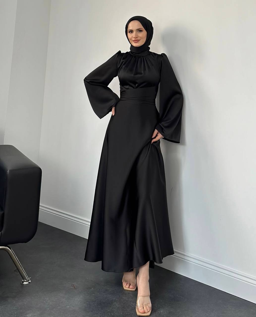 فستان سهرة ستان باللون الأسود